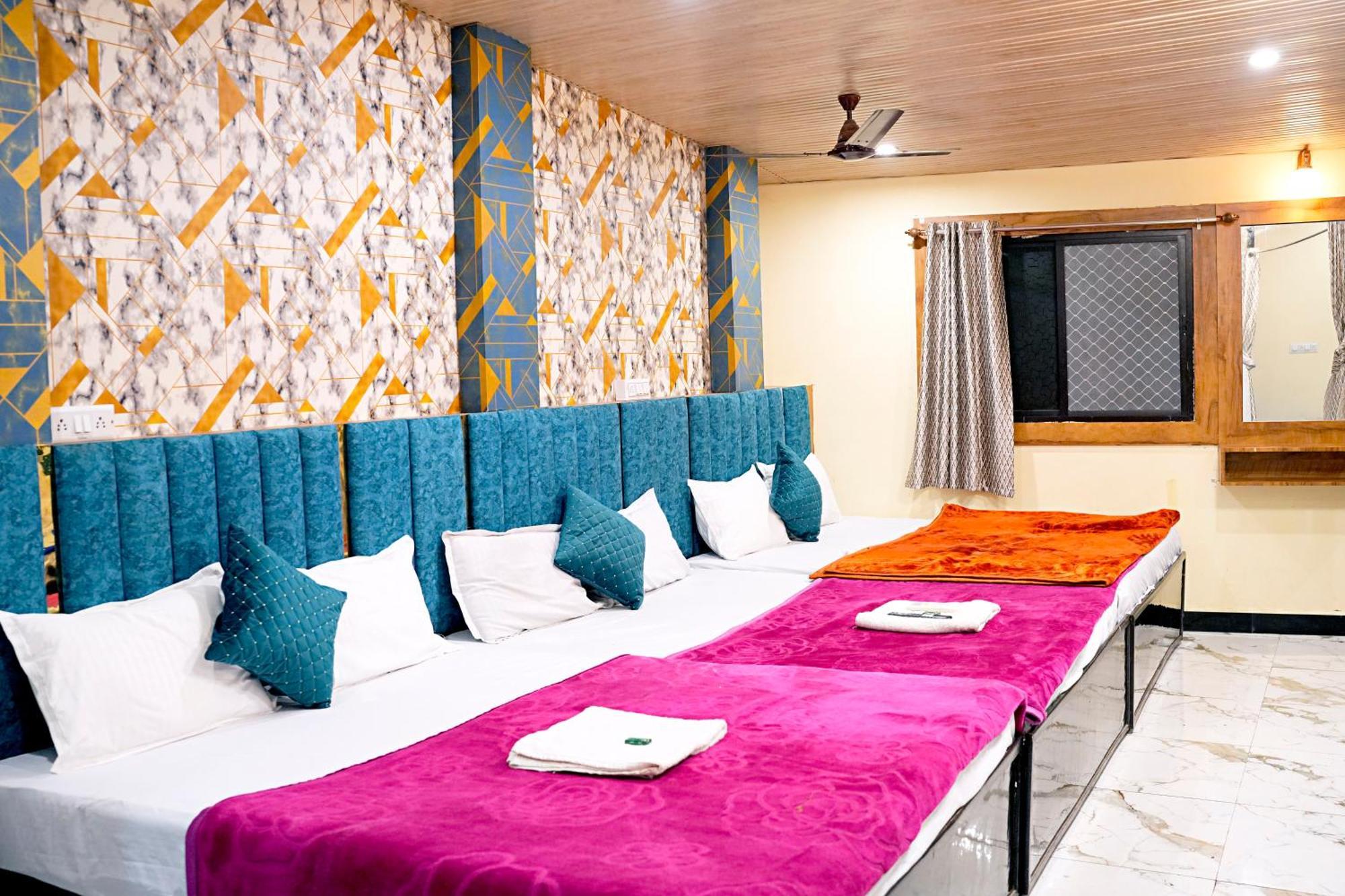 Hotel Mahalok Palace Ujjain Buitenkant foto